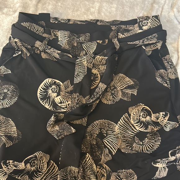 WHBM tapered ankle shell print pant - Picture 3 of 7